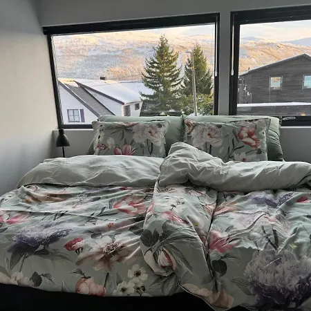 New With A View Near The City-center ترومسو